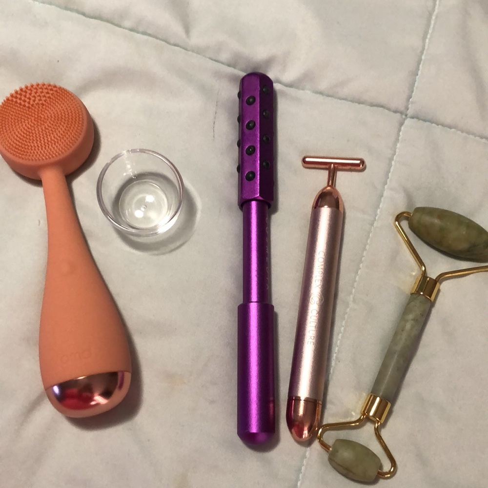 Bundle of 3 facial rollers and 1 facial brush